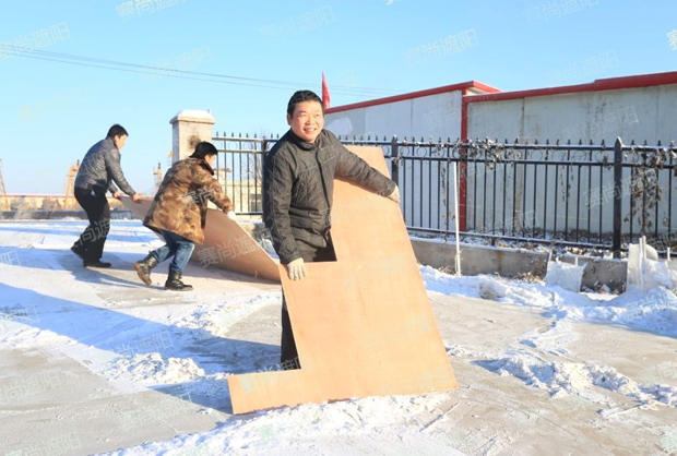 金總身先士卒，帶領(lǐng)大家除雪