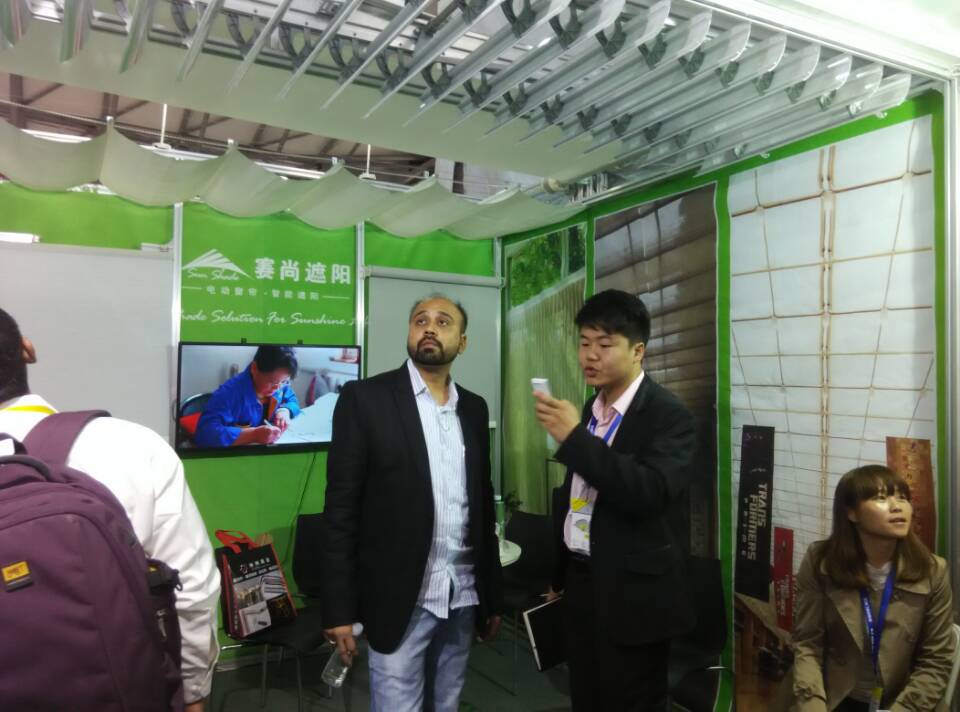 外貿(mào)員工向國外客戶展示賽尚電動百葉