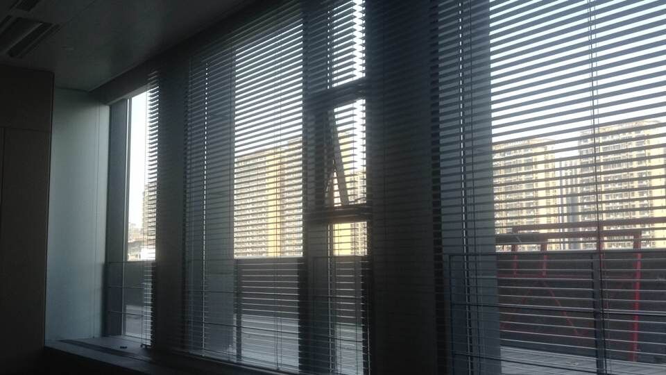 仁恒辦公區(qū)電動百葉窗簾