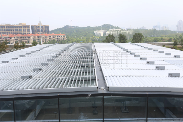 建筑玻璃頂部外遮陽活動百葉應用實景圖