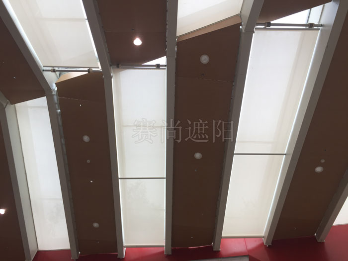 濟(jì)南文博購(gòu)物廣場(chǎng)采光頂電動(dòng)遮陽(yáng)窗簾效果實(shí)景圖片